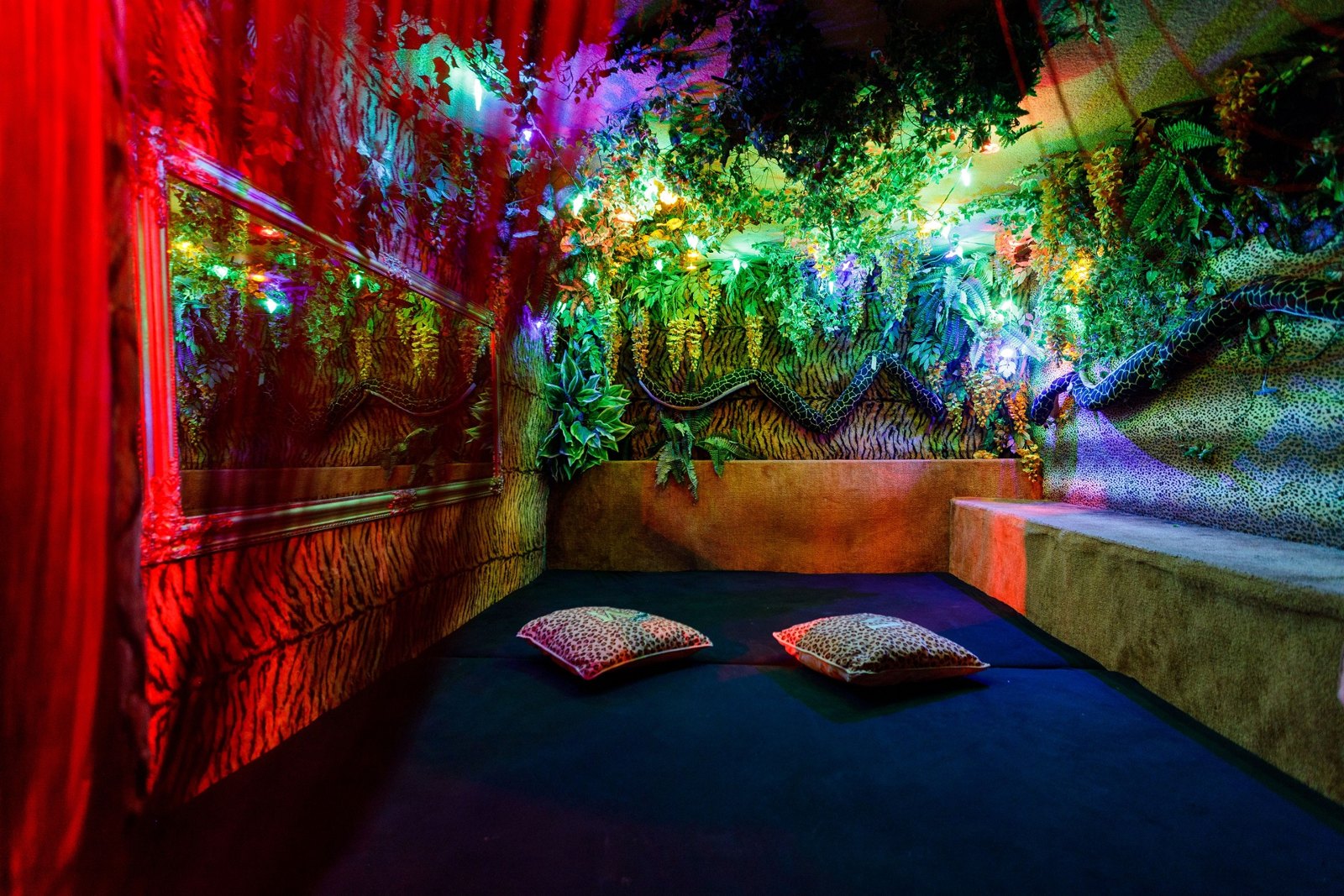 Mirror room
